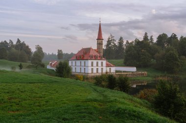 Kara Göl kıyısındaki manastır sarayının manzarası sisli bir sonbahar akşamında, Gatchina, St. Petersburg, Rusya