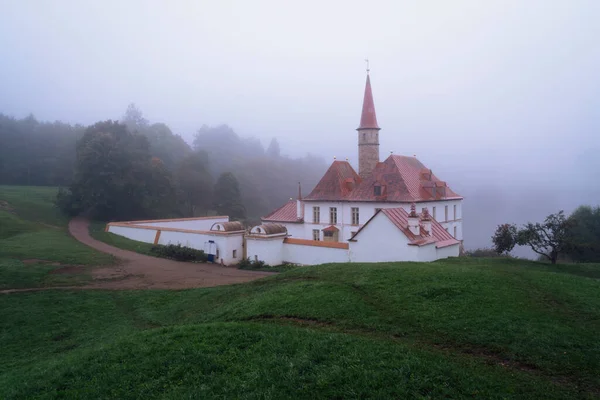 Pohled Palác Převorství Břehu Černého Jezera Podzimní Mlhavé Ráno Gatčína — Stock fotografie