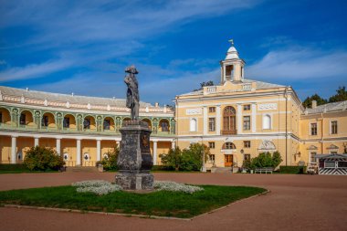 Pavlovsk 'ta güneşli bir sonbahar sabahı, St. Petersburg Rusya' da İmparator I. Paul 'un Yaz Sarayı manzarası. Anıttaki yazı: 