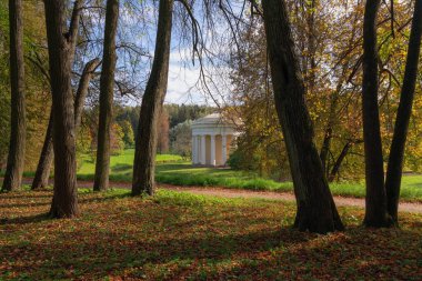 Pavlovsky Sarayı 'ndaki Slavyanka Nehri kıyısındaki Dostluk Tapınağı manzarası ve güneşli bir sonbahar sabahı, St. Petersburg, Rusya