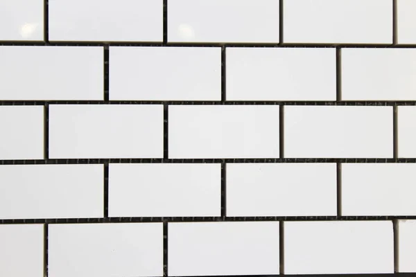 Beyaz duvarlar, beyaz tuğla zemin