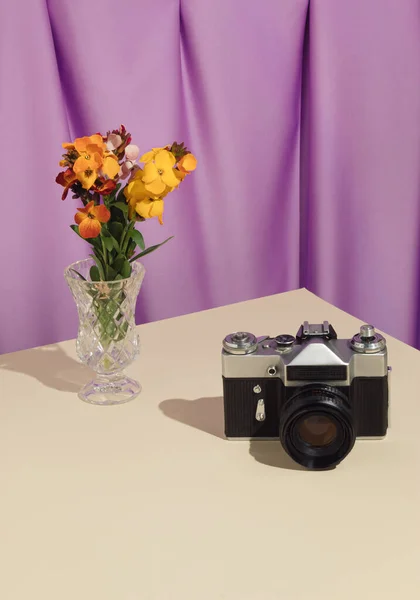 Vieille Caméra Noire Rétro Avec Des Fleurs Colorées Dans Vase — Photo