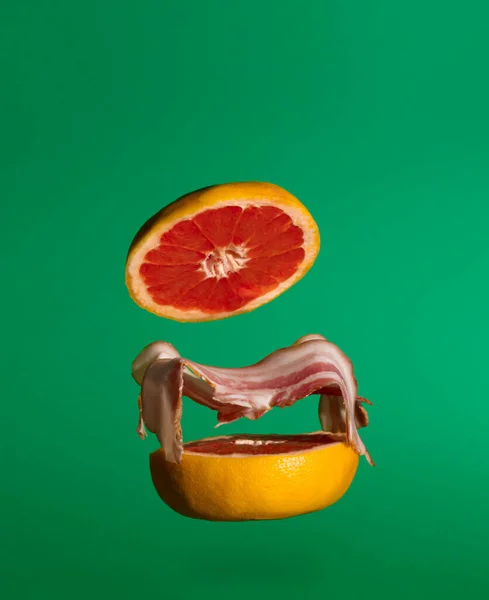 用柚子和熏肉做的三明治 最小垃圾食品的概念 创意的夏季想法 — 图库照片
