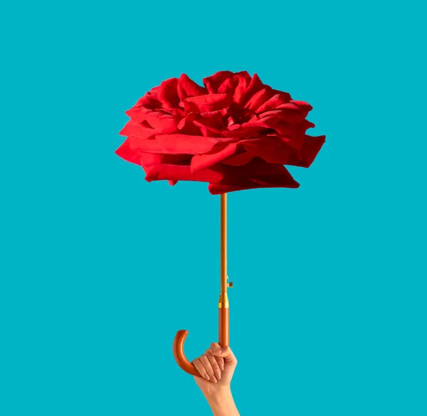 Γυναίκα Κρατώντας Ομπρέλα Από Κόκκινο Τριαντάφυλλο Λουλούδι Στον Ουρανό Μπλε — Φωτογραφία Αρχείου