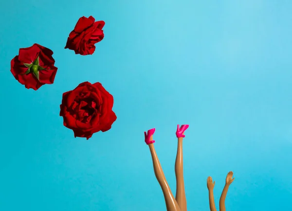 Δημιουργική Σύνθεση Κόκκινα Τριαντάφυλλα Και Πόδια Κούκλα Ψηλά Τακούνια Έναντι — Φωτογραφία Αρχείου