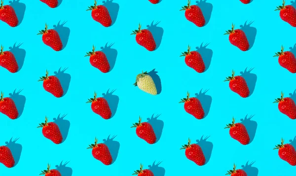 Patrón Hecho Fresas Maduras Sobre Fondo Azul Pastel Con Una —  Fotos de Stock