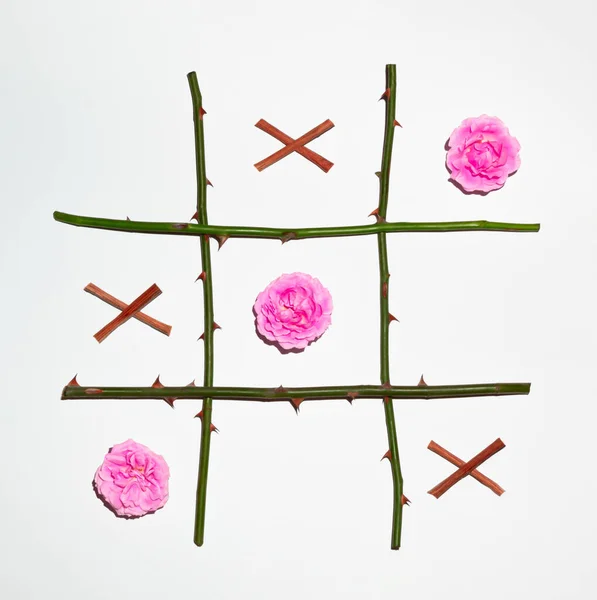 粉红的玫瑰和白色背景的枝条做成的尖尖趾 平躺在床上浪漫的X O概念 — 图库照片