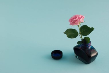 Yaratıcı bir dolmakalem, mürekkep ve kopyalanmış pembe gül seti. İş veya romantik asgari konsept.