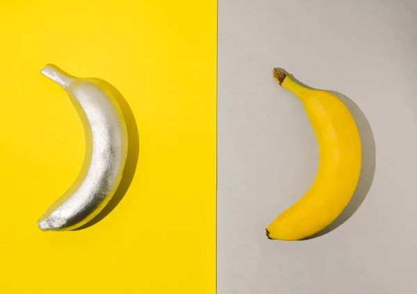 两个黄色和银色背景的彩绘香蕉 现代夏季水果概念 平躺在床上 — 图库照片