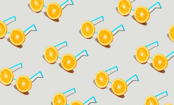Muster Aus Frisch Geschnittenen Orangenfrüchten Form Einer Sonnenbrille Auf Grauem — Stockfoto