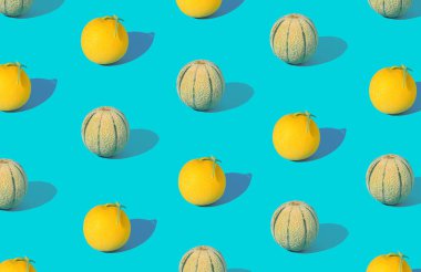 Parlak açık mavi arka planda kavun meyvesiyle yapılan son moda güneş ışığı deseni. Asgari yaz konsepti.