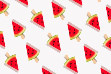 Beyaz arka planda karpuzlu dondurmayla yapılan son moda güneş ışığı deseni. Asgari yaz konsepti.