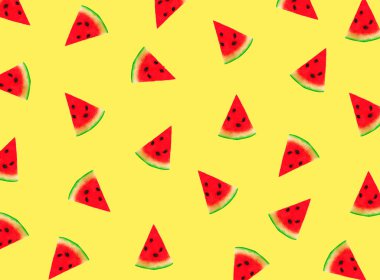Sarı arka planda karpuz meyvesiyle yapılan son moda güneş ışığı deseni. Asgari yaz konsepti.