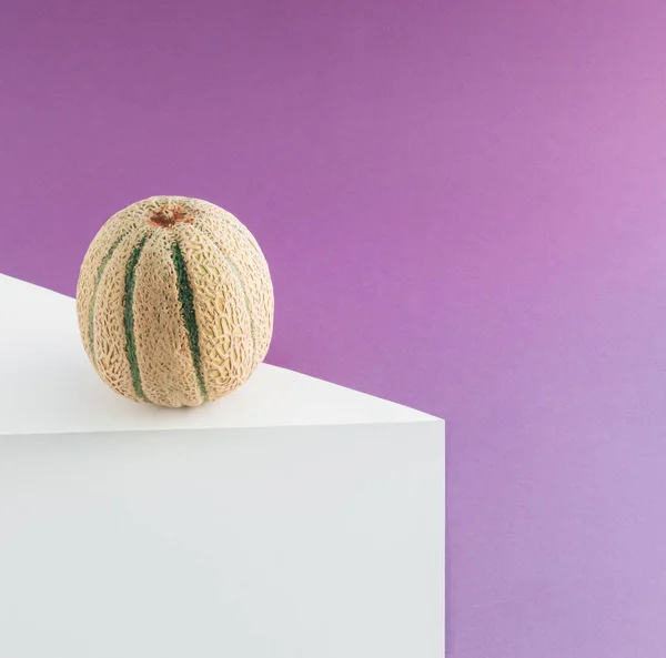 将甜瓜放在桌子上 以紫色粉刷为背景的创意布局 概念艺术 极小的超现实主义背景 夏季水果重力概念 — 图库照片