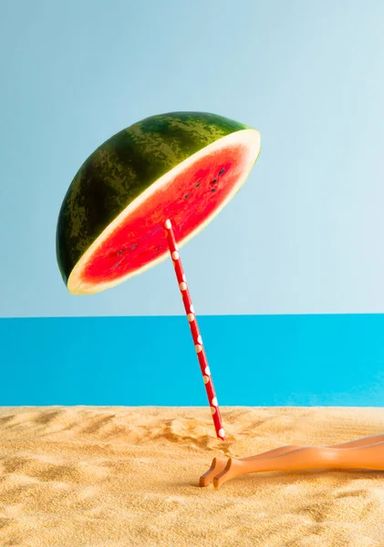 Oyuncak Bacaklı Karpuz Güneş Şemsiyeli Tropik Plaj Konsepti Yaratıcı Yaz — Stok fotoğraf