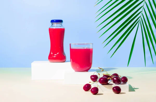 Podyumda taze ve olgun kiraz meyveli sağlıklı yaşam konsepti ya da tropik palmiye yaprağıyla kaidesi. Minimum detoks diyeti ya da yaz fikri.