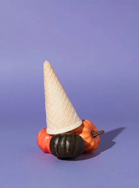 Balkabaklı dondurma külahı. Cadılar Bayramı tatlı tatlı tatlı. Canlı renkler arkaplanı. 