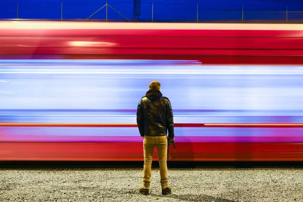Fotoğrafçı tramvayın önünde.
