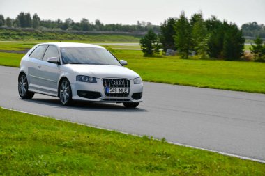 Audi S38P yarış pistinde