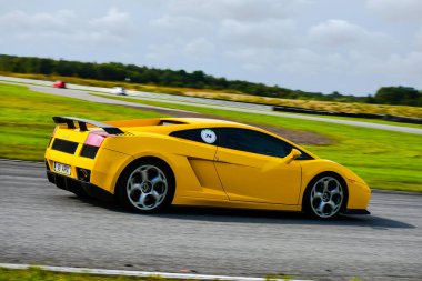 Lamborghini Gallardo yarış pistinde