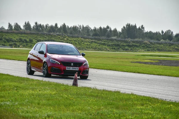 Peugeot 308 GTi yarış pistinde