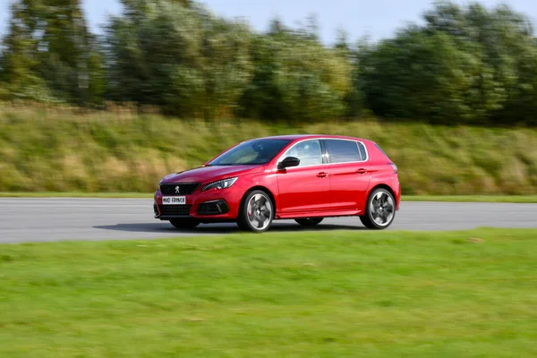 Peugeot 308 GTi yarış pistinde
