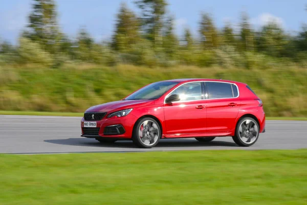 Peugeot 308 GTi yarış pistinde