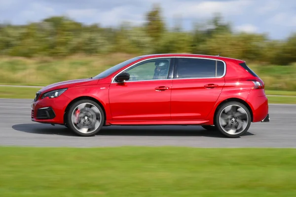 Peugeot 308 GTi yarış pistinde
