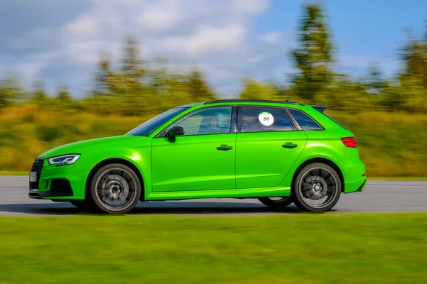 Audi RS38V yarış pistinde.