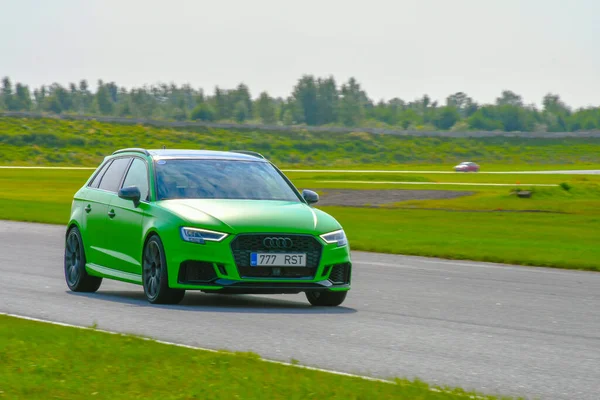 Audi RS38V yarış pistinde.