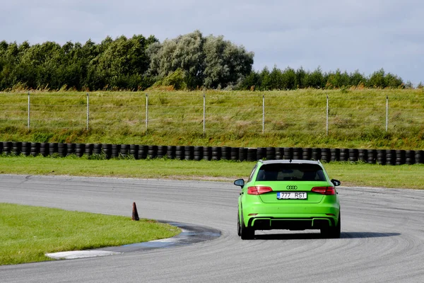 Audi RS38V yarış pistinde.