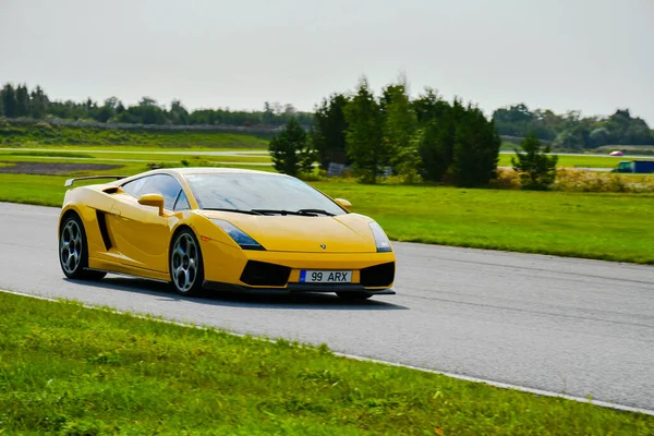 Lamborghini Gallardo yarış pistinde