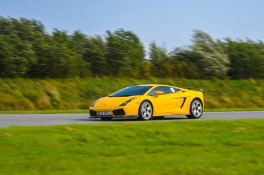 Lamborghini Gallardo yarış pistinde