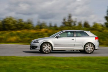 Audi S3 yarış pistinde 
