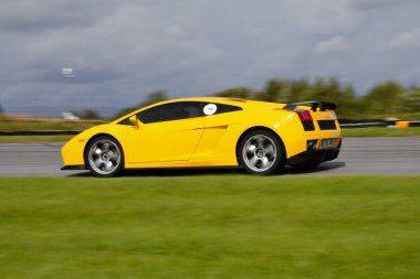 Lamborghini Gallardo yarış pistinde