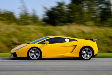 Lamborghini Gallardo yarış pistinde