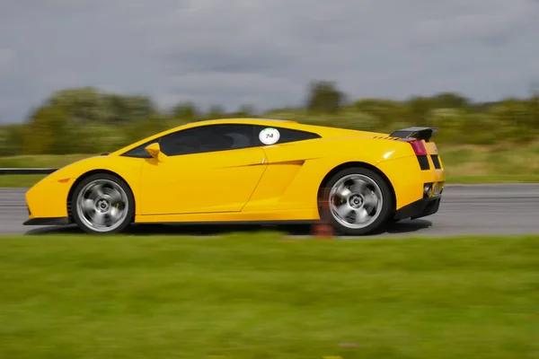 Lamborghini Gallardo yarış pistinde