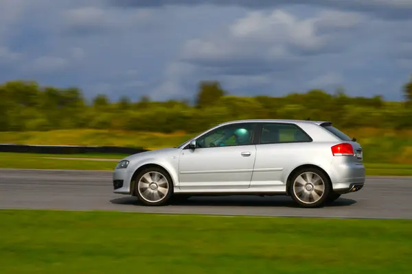 Audi S3 yarış pistinde