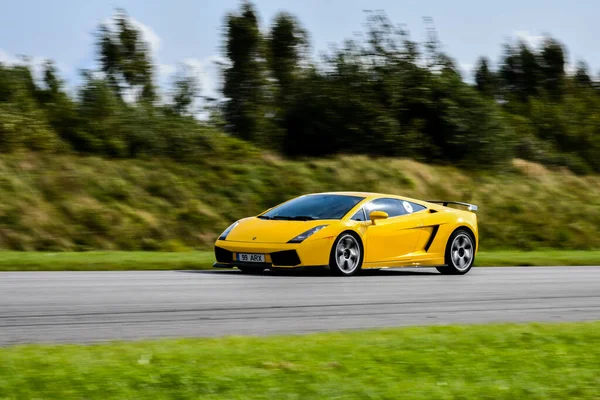 Lamborghini Gallardo yarış pistinde