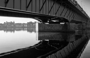 Nehrin üzerindeki köprü