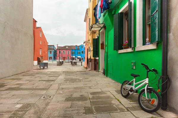 Fahrrad geparkt lange eine Außenmauer in burano insel, venedig — Stockfoto