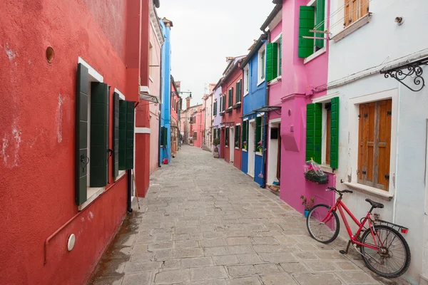 Old bicycle parked long an external wall in Burano island, Venic — Stock Photo, Image