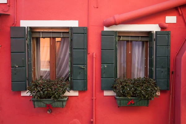 Twin balkons van Burano island, Venetië — Stockfoto