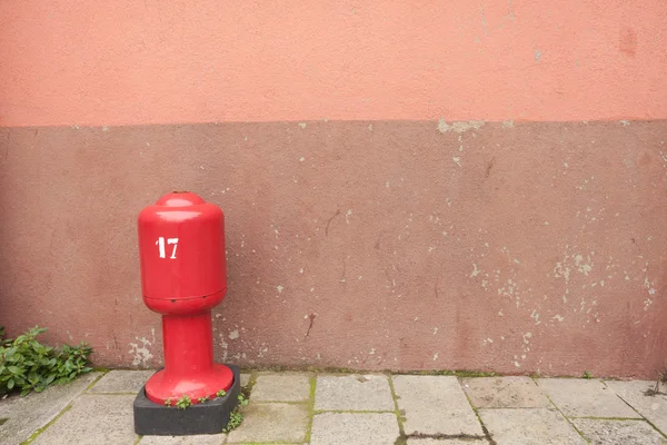 Detail červenou zeď s hydrantu z ostrova Burano, Benátky — Stock fotografie