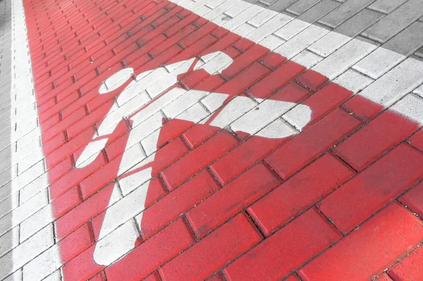 Vista de perspectiva para un carril peatonal rojo a lo largo de una acera — Foto de Stock