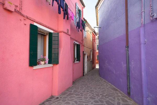 Panorama burano Adası, Venedik ikincil bir sokaktan — Stok fotoğraf