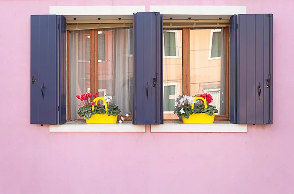 Balcones gemelos de la isla de Burano, Venecia — Foto de Stock