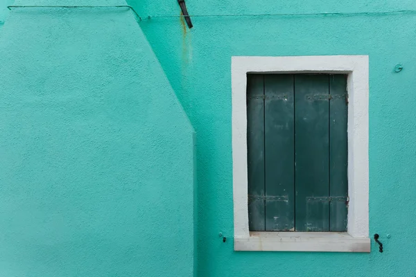 Vista di un balcone chiuso dall'isola di Burano, Venezia — Foto Stock