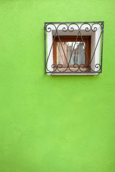 Kis ablak, egy zöld ház, a Burano-szigetére, Velence — Stock Fotó