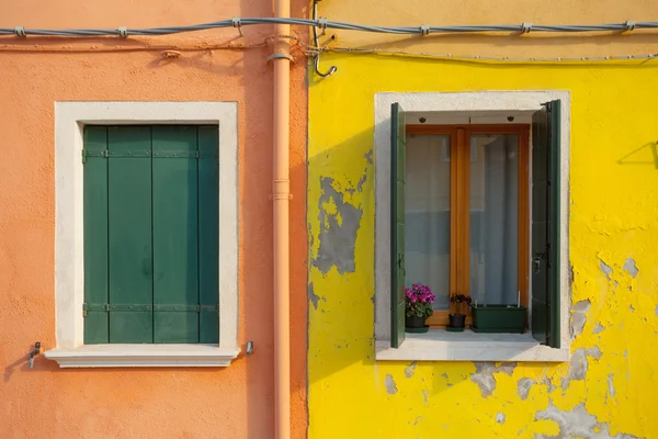 Két erkély, Burano szigetéről, Velence — Stock Fotó